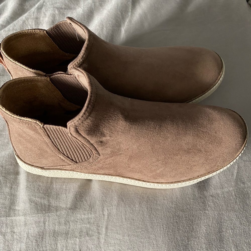 Dr Scholl’s See Me Chelsea Boot, ankle boot, sneaker style. Worn once size 9